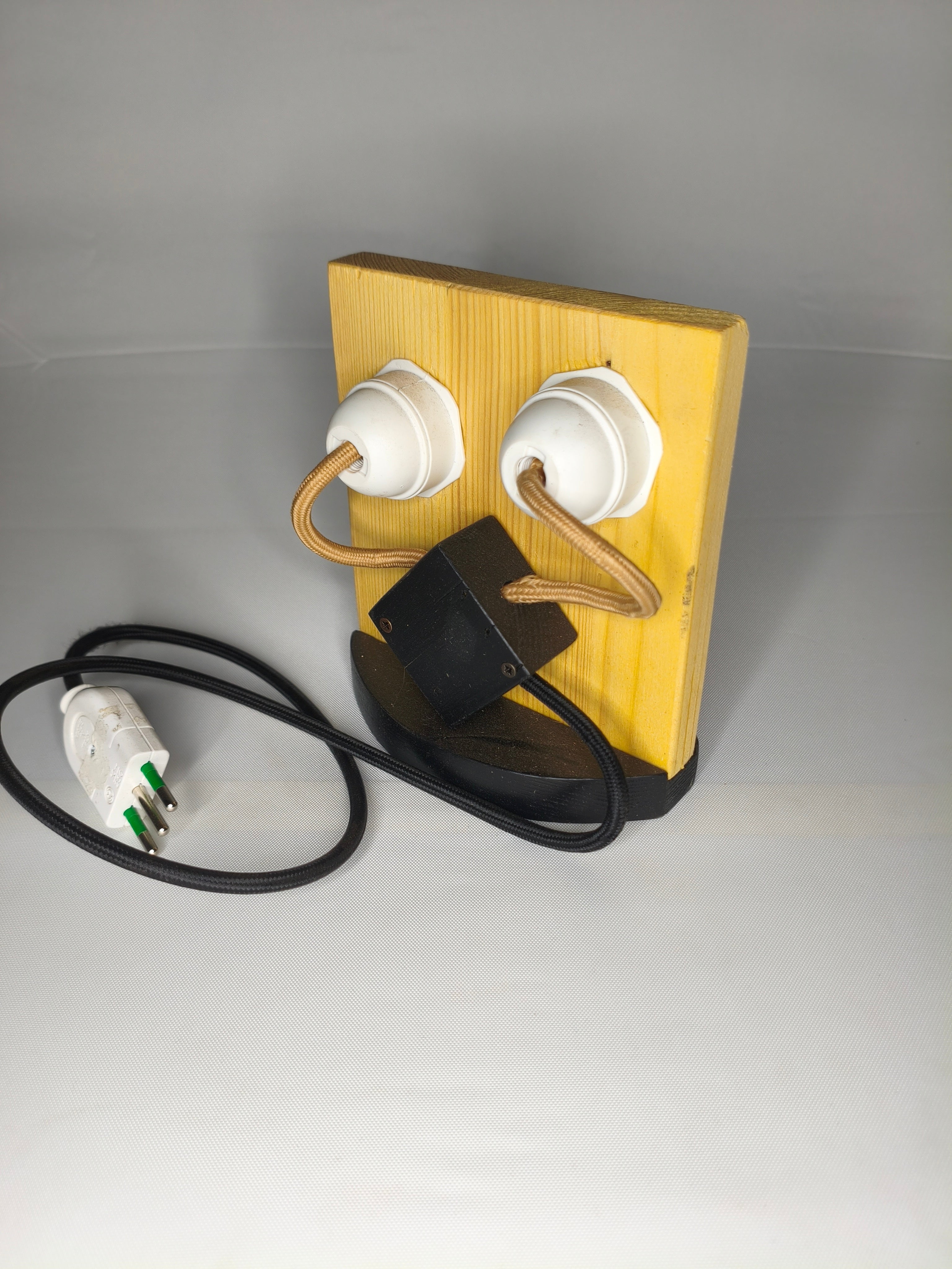 Lampada Mostro – Luce da Tavolo Artigianale in Legno con Occhi E27