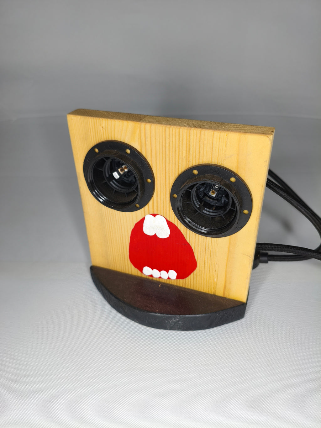 Lampada Mostro Bocca a Goccia – Luce da Tavolo Artigianale in Legno E27