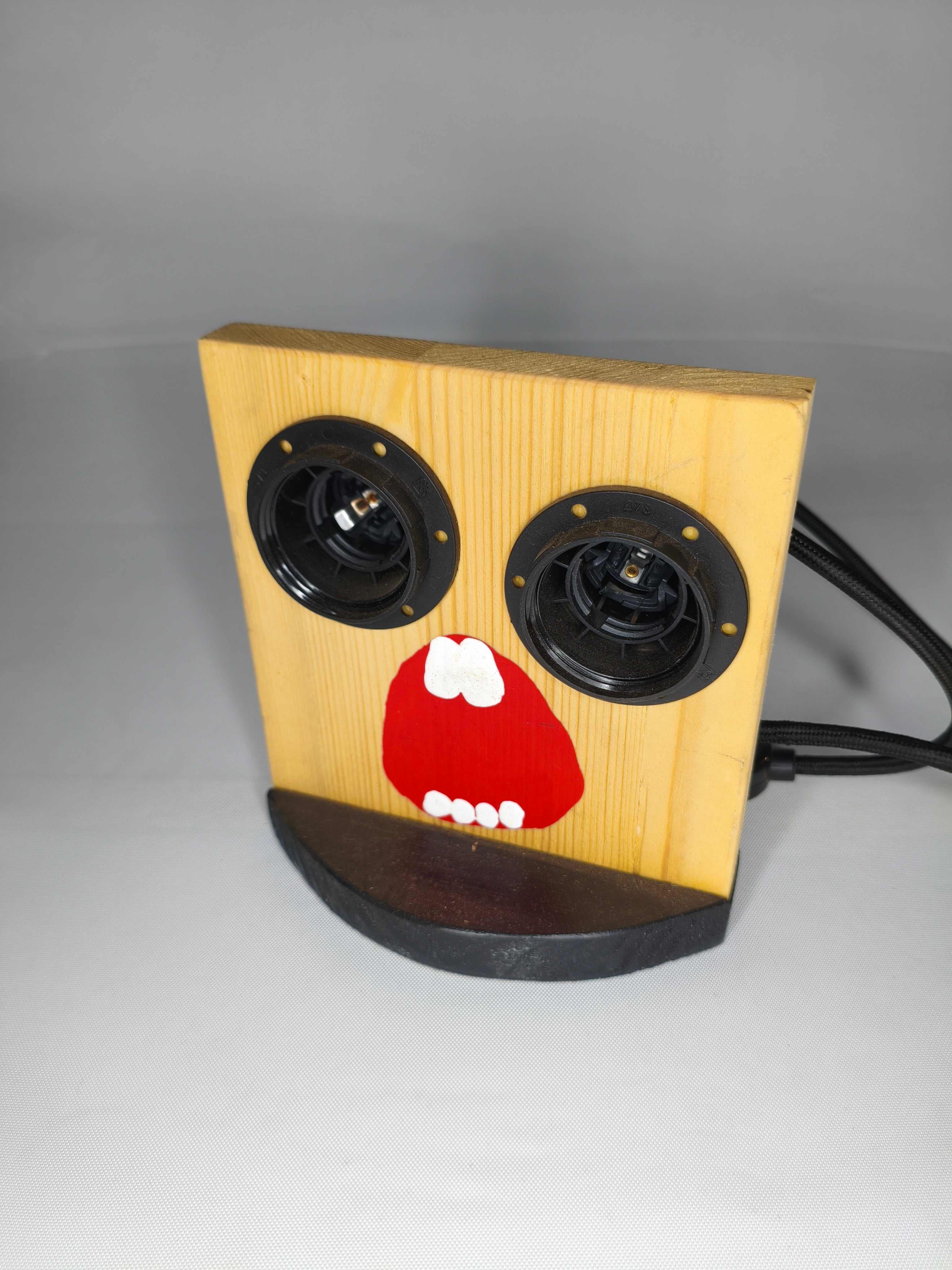 Lampada Mostro Bocca a Goccia – Luce da Tavolo Artigianale in Legno E27