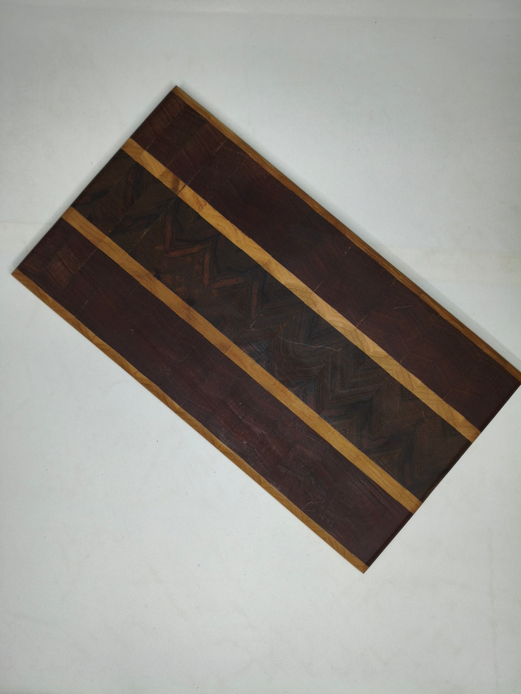 Tagliere in Noce e Frassino – Intaglio Chevron Artigianale