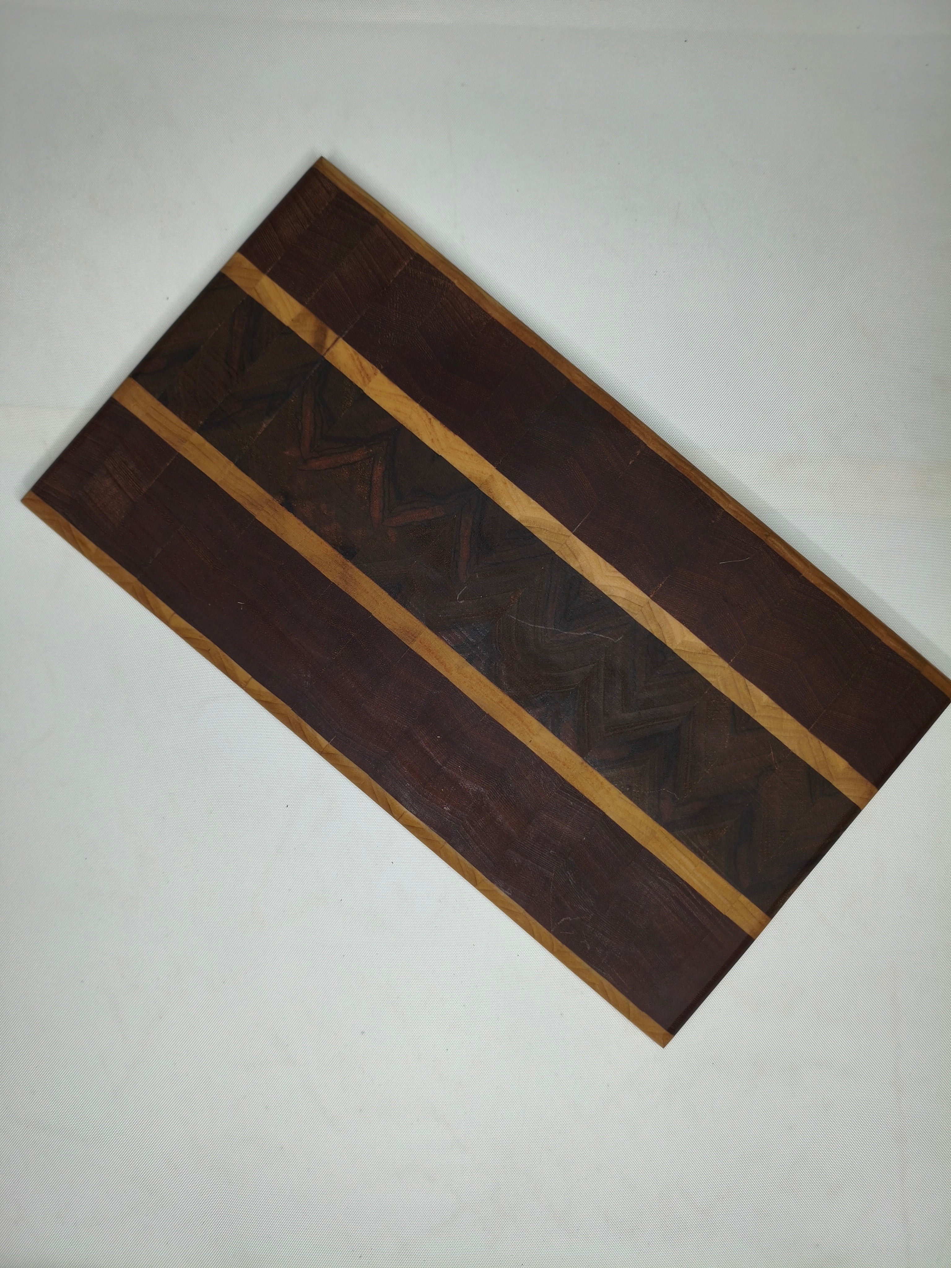 Tagliere in Noce e Frassino – Intaglio Chevron Artigianale