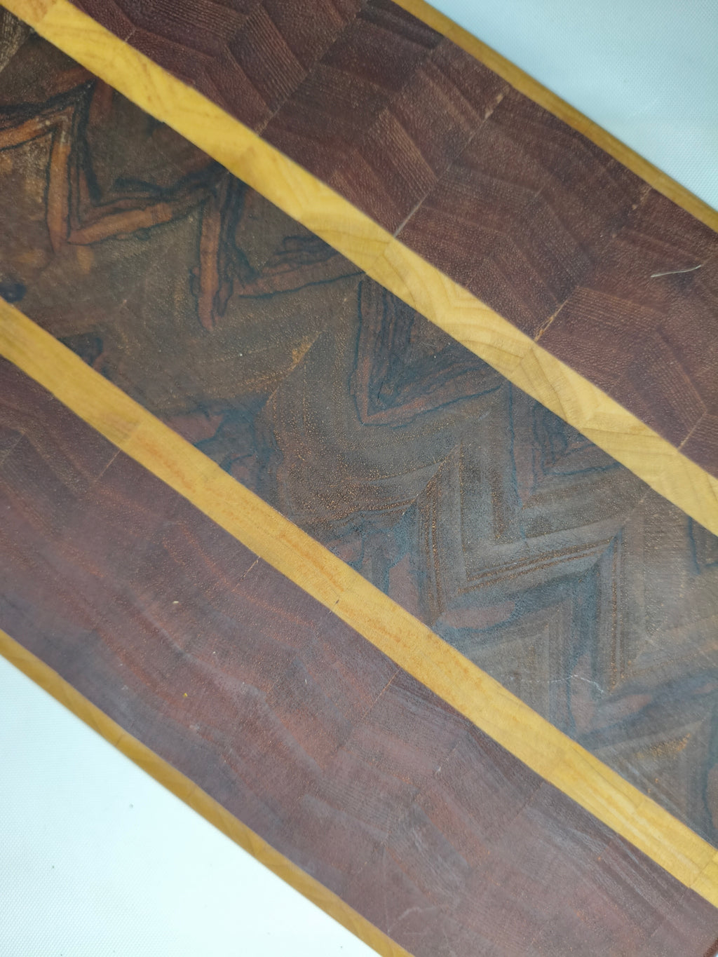 Tagliere in Noce e Frassino – Intaglio Chevron Artigianale