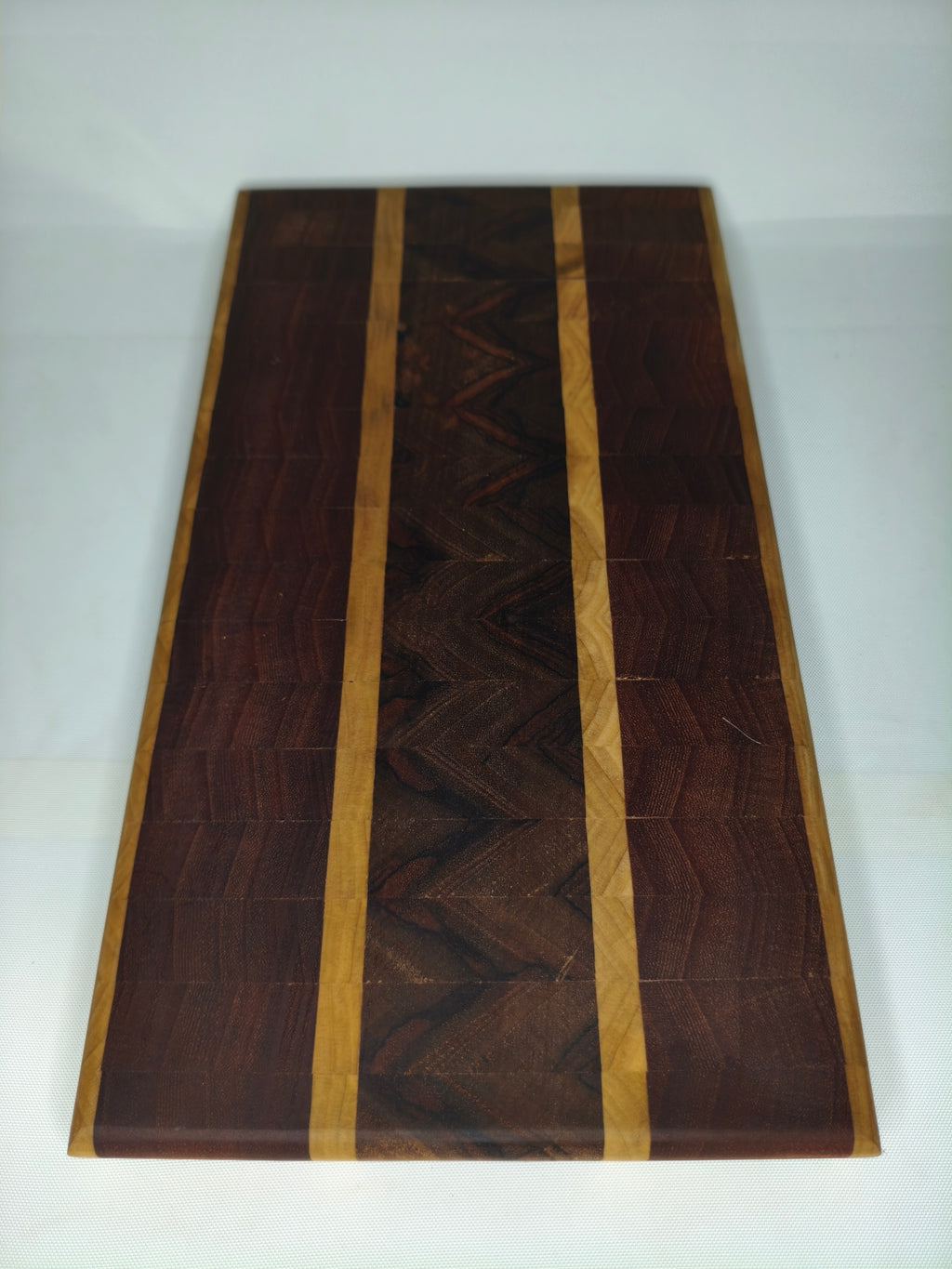 Tagliere in Noce e Frassino – Intaglio Chevron Artigianale
