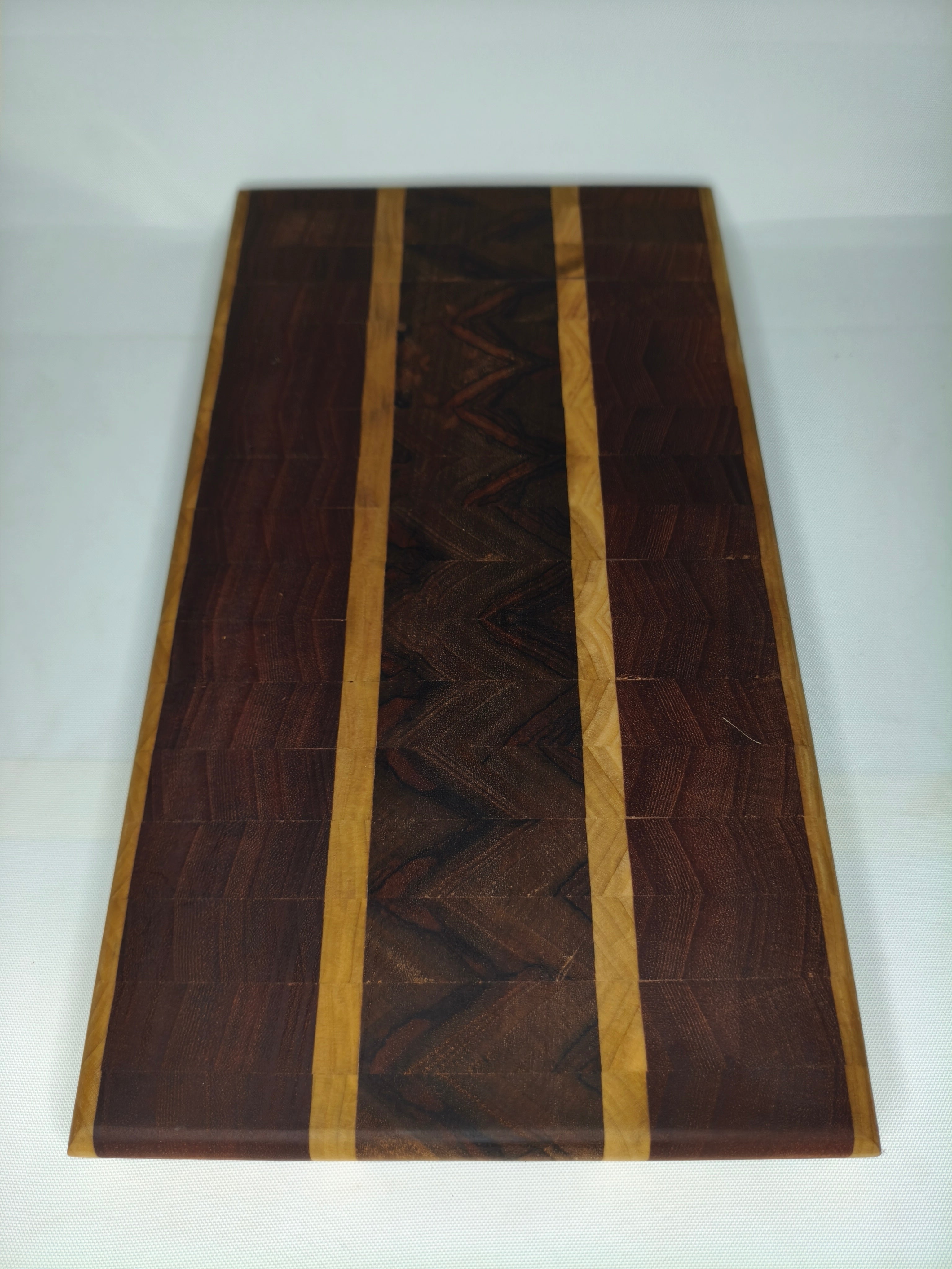 Tagliere in Noce e Frassino – Intaglio Chevron Artigianale