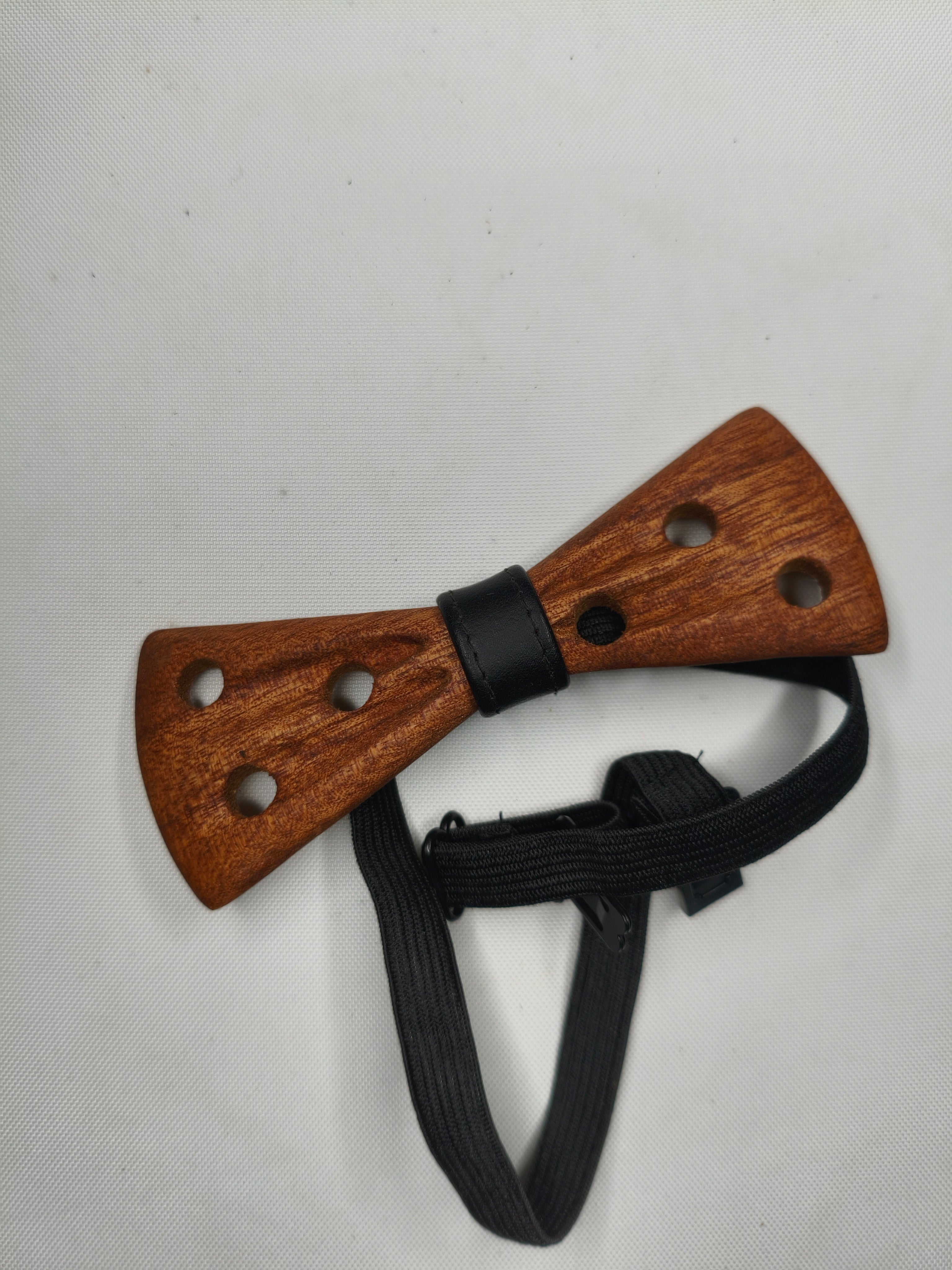 Papillon in Legno Rosso Traforato – Fori Decorativi, Intagliato a Mano