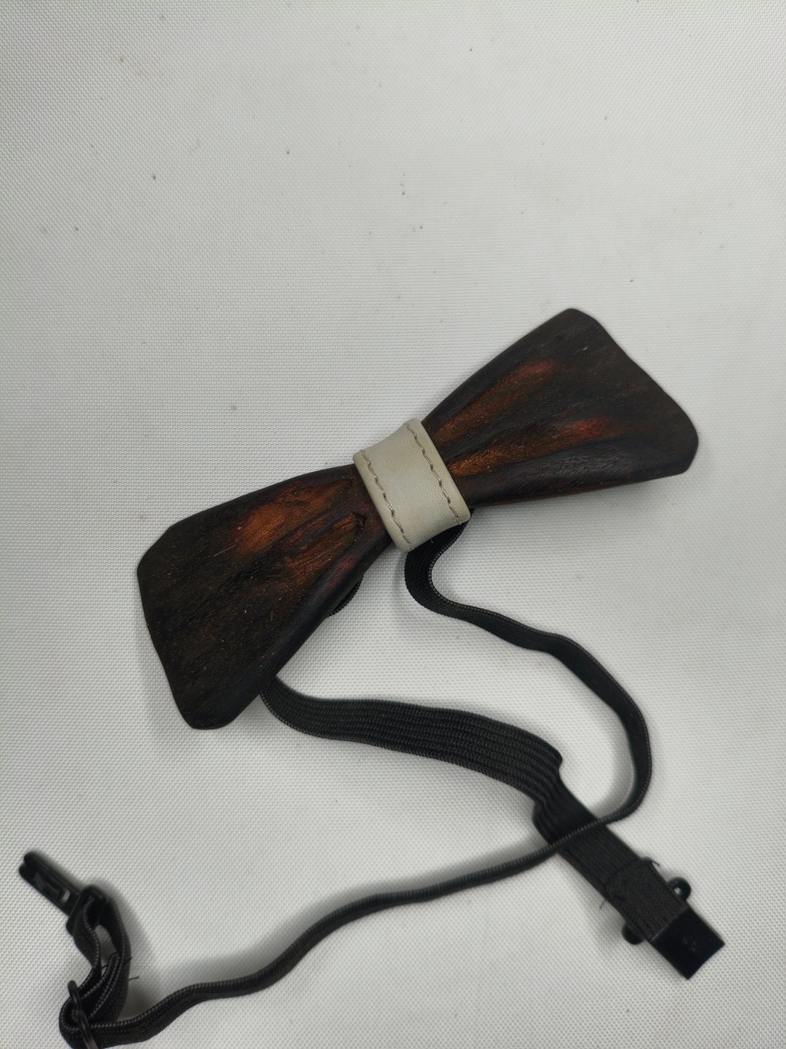 Papillon in Rovere Bruciato – Accessorio Artigianale Intagliato a Mano