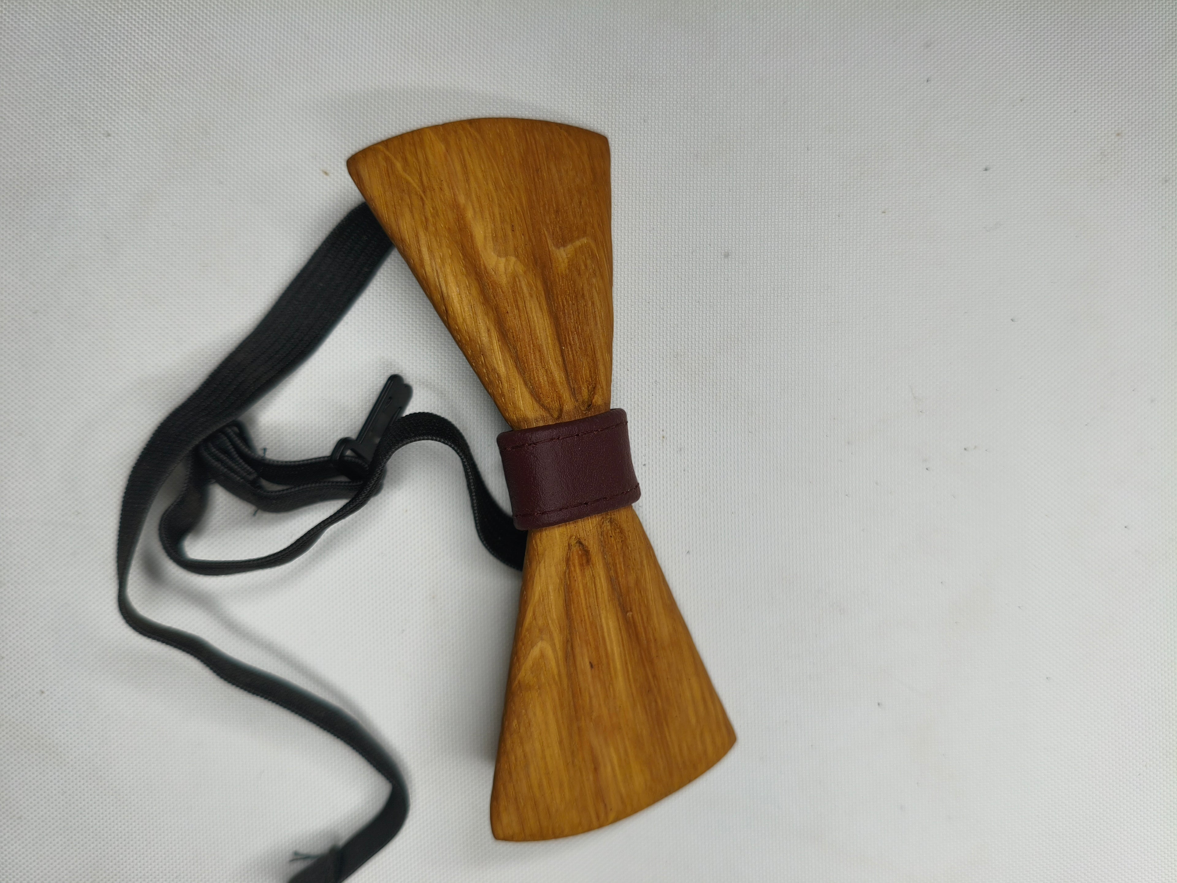 Papillon in Rovere – Ali Asimmetriche, Fascia Bordeaux, Intagliato a Mano