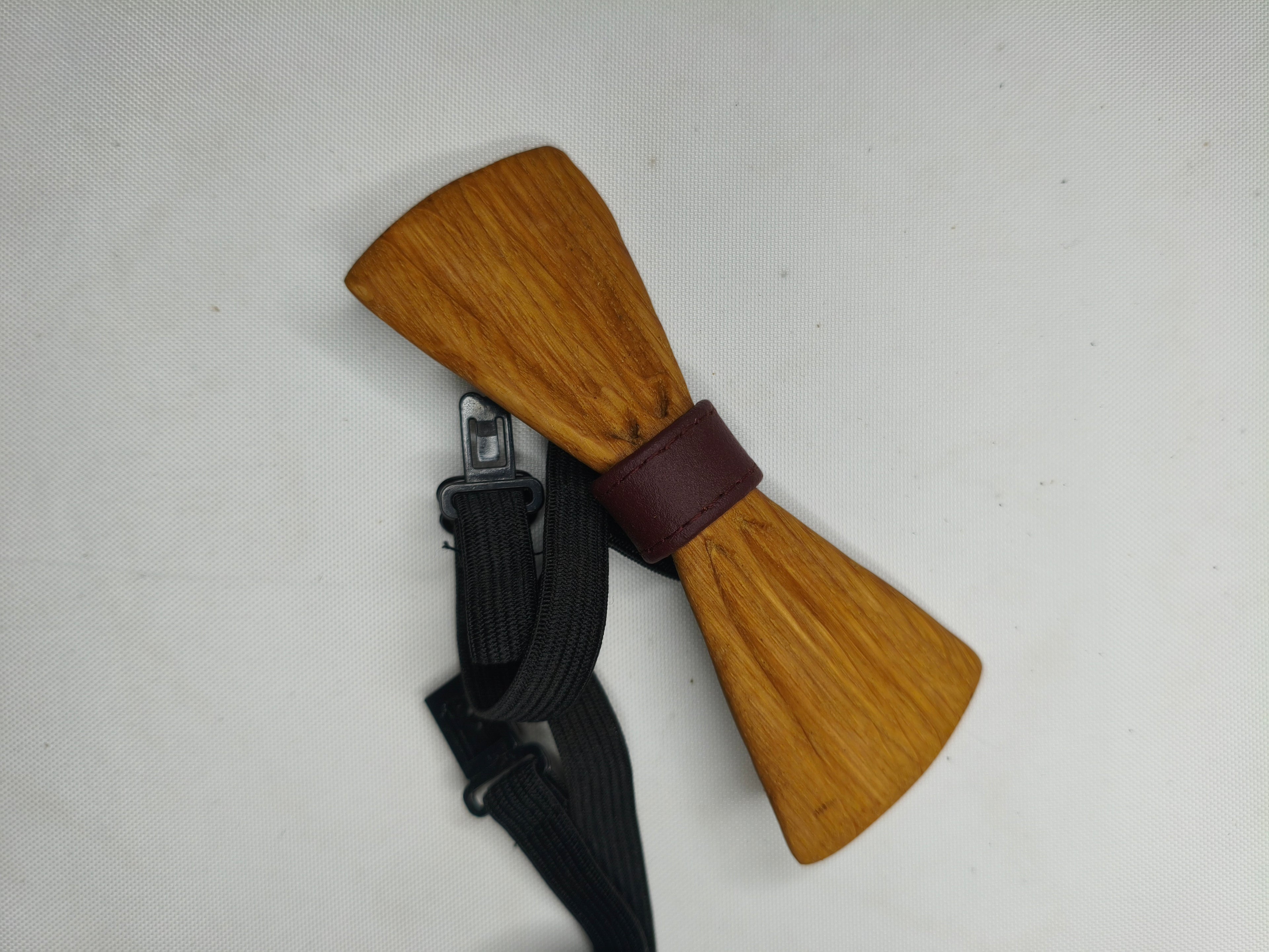 Papillon in Rovere Striato – Fascia in Pelle Bordeaux, Intagliato a Mano
