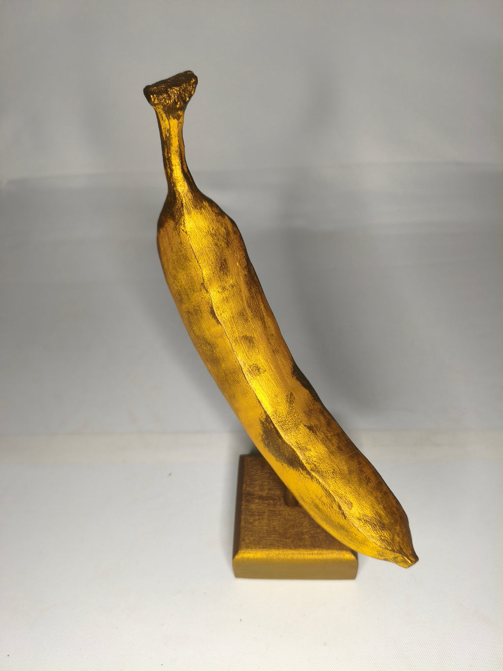 Banana d’Oro – Scultura Artigianale in Legno Dipinta in Acrilico Oro e Bronzo