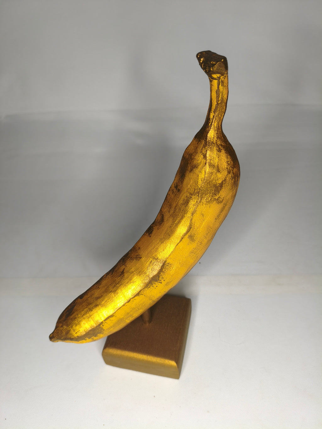 Banana d’Oro – Scultura Artigianale in Legno Dipinta in Acrilico Oro e Bronzo