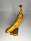 Banana d’Oro – Scultura Artigianale in Legno Dipinta in Acrilico Oro e Bronzo