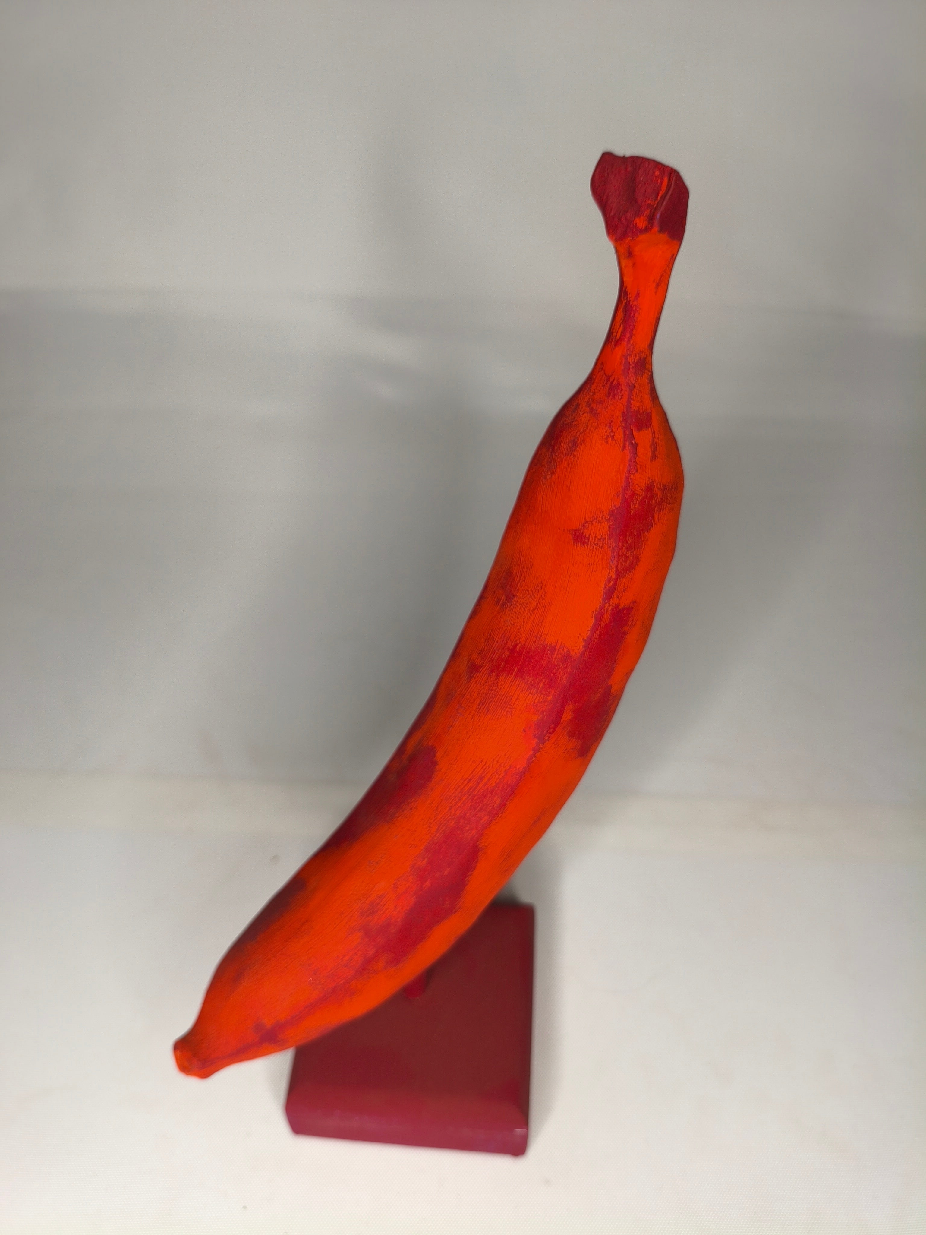 Banana Arancio e Rosso – Scultura Artigianale in Legno Dipinta in Acrilico