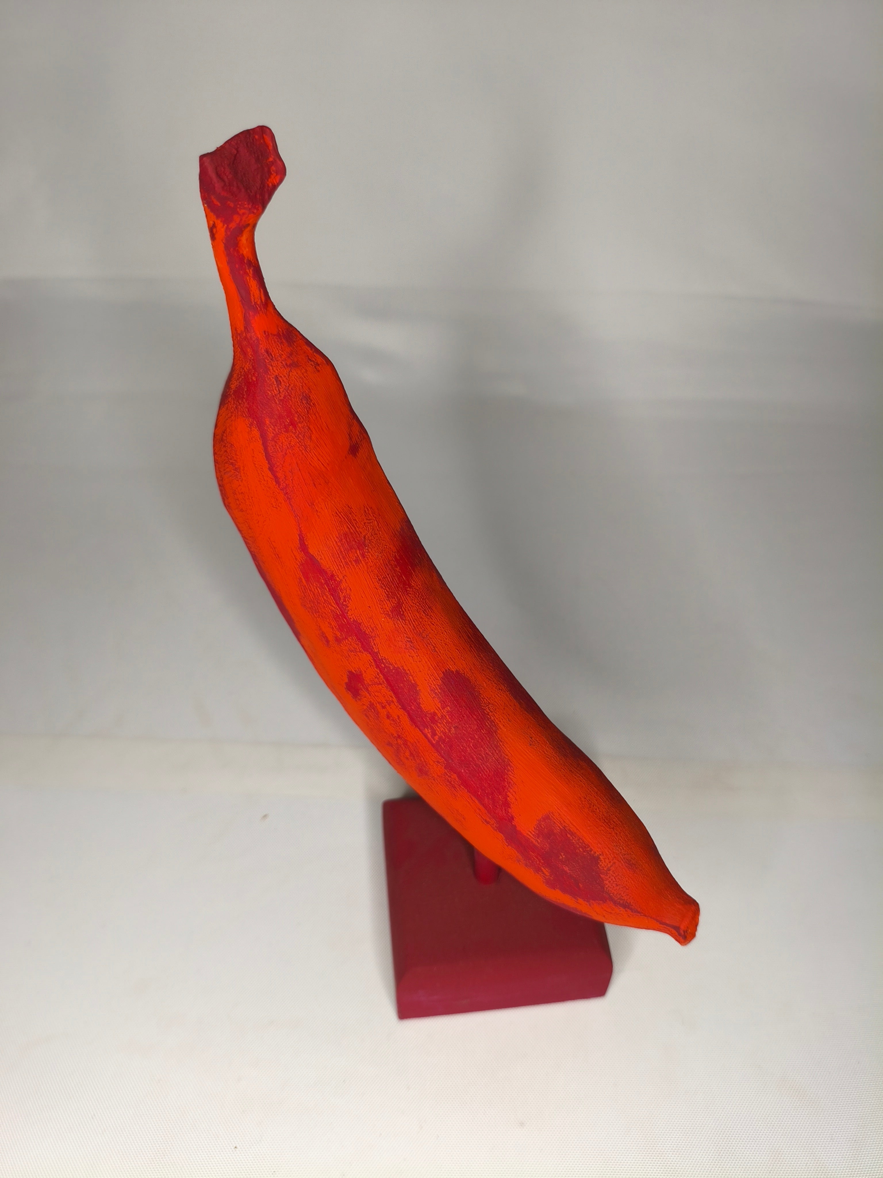 Banana Arancio e Rosso – Scultura Artigianale in Legno Dipinta in Acrilico