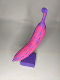 Banana Rosa e Viola – Scultura Artigianale in Legno Dipinta in Acrilico