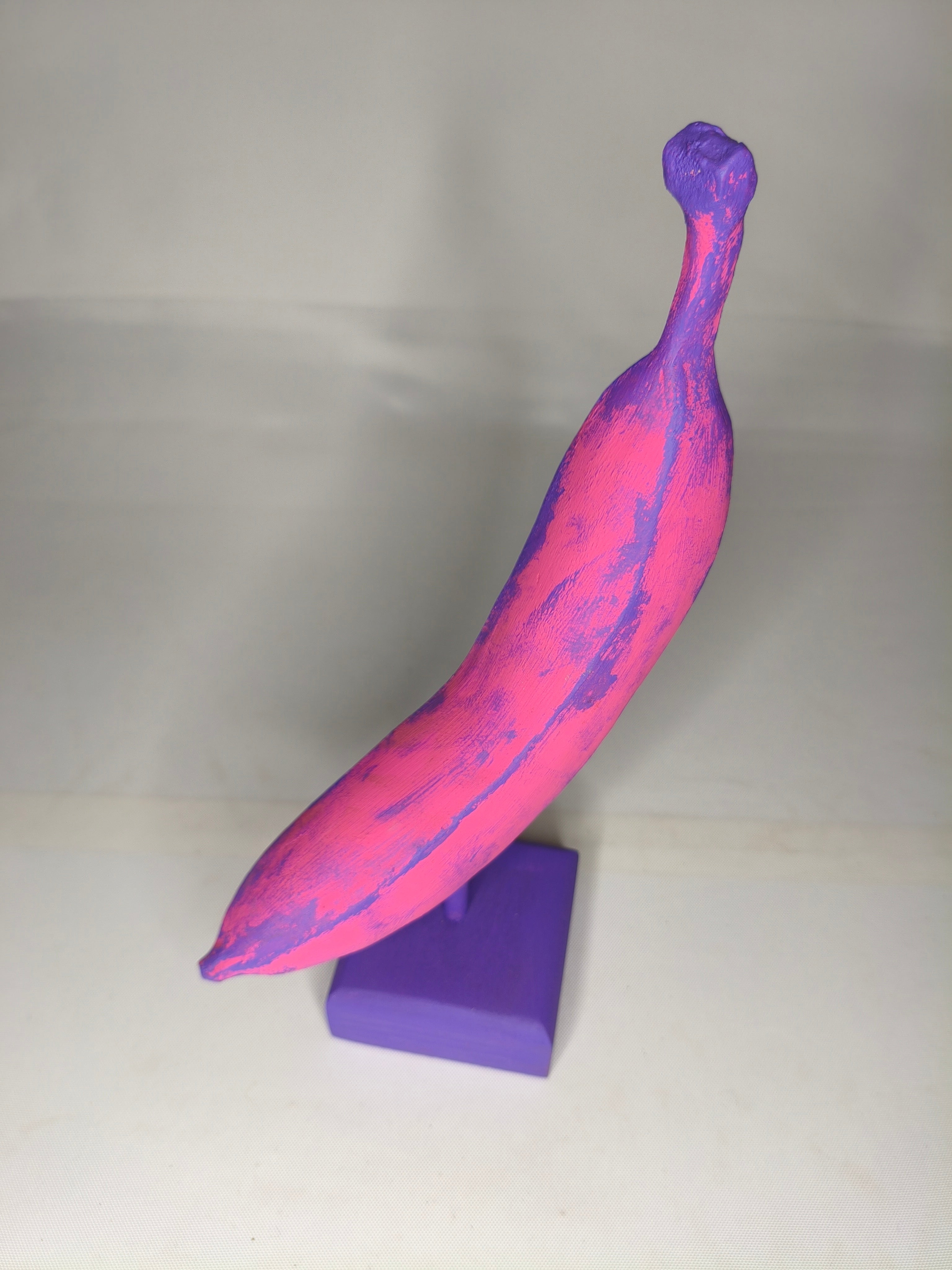 Banana Rosa e Viola – Scultura Artigianale in Legno Dipinta in Acrilico