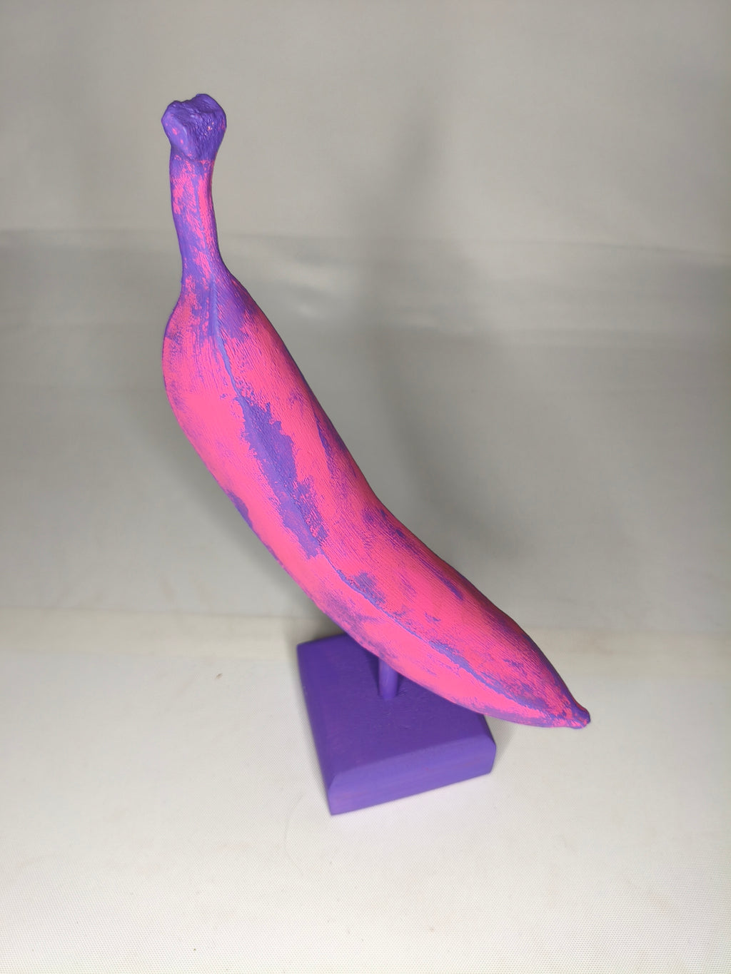 Banana Rosa e Viola – Scultura Artigianale in Legno Dipinta in Acrilico