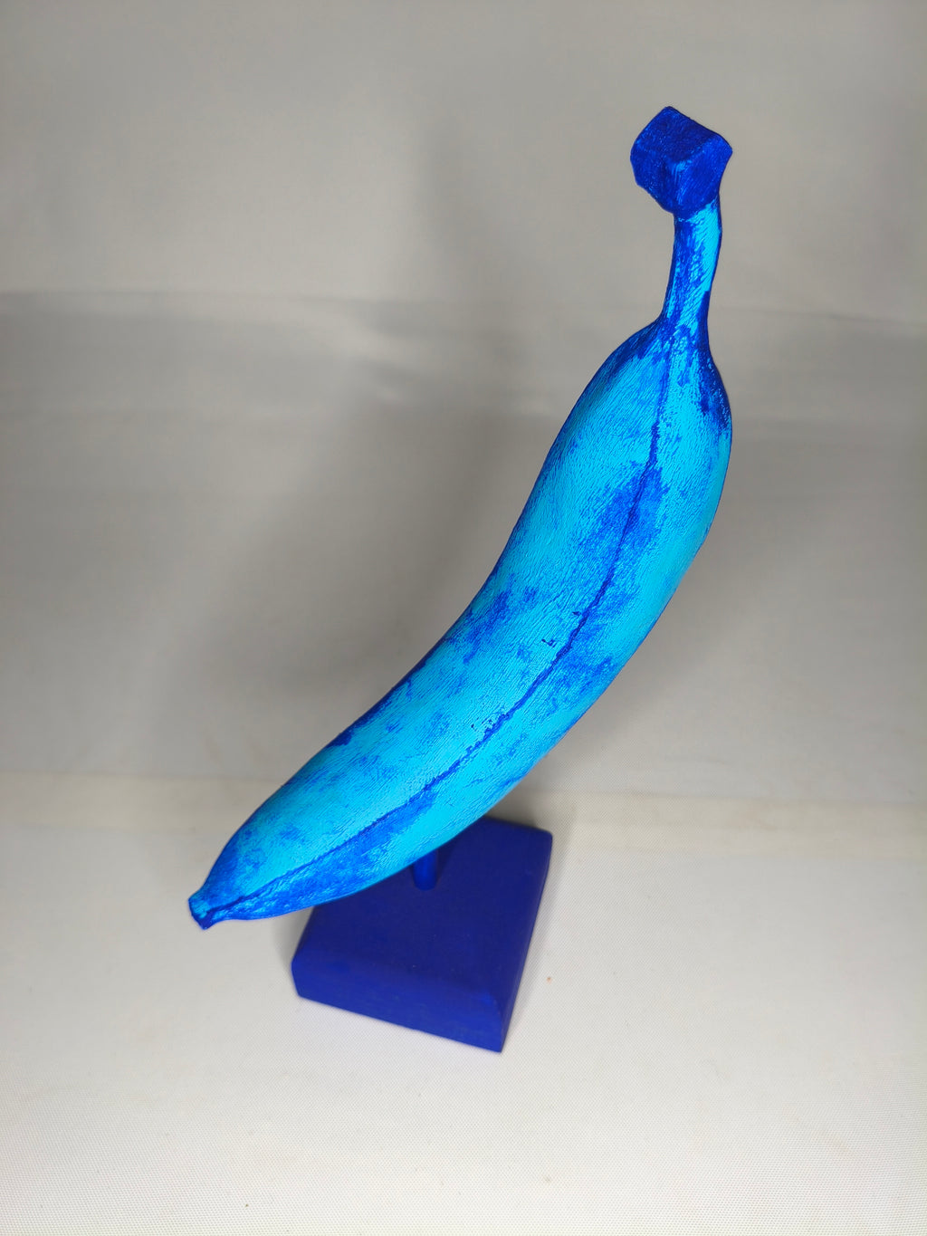 Banana Blu – Scultura Artigianale in Legno Dipinta in Acrilico Azzurro e Blu Cobalto