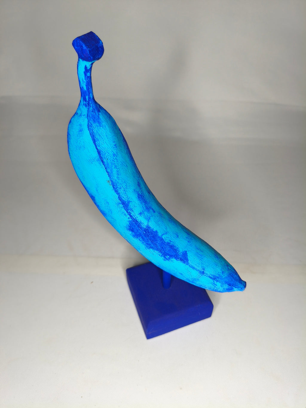 Banana Blu – Scultura Artigianale in Legno Dipinta in Acrilico Azzurro e Blu Cobalto