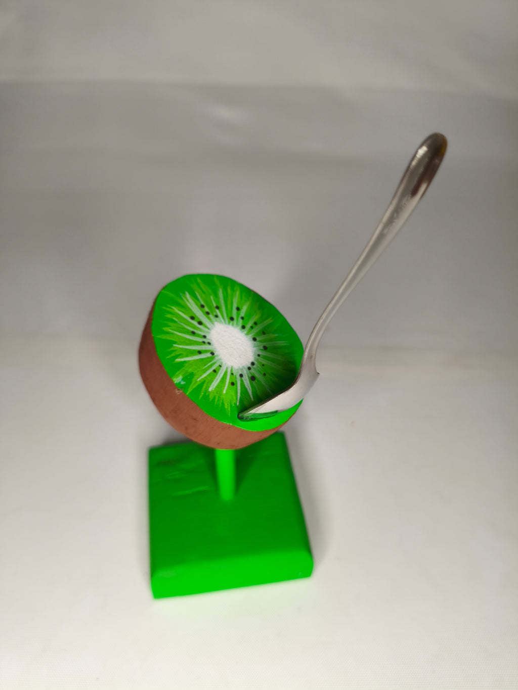 Kiwi con Cucchiaino – Scultura Artigianale in Legno Dipinta a Mano con Cucchiaino in Acciaio