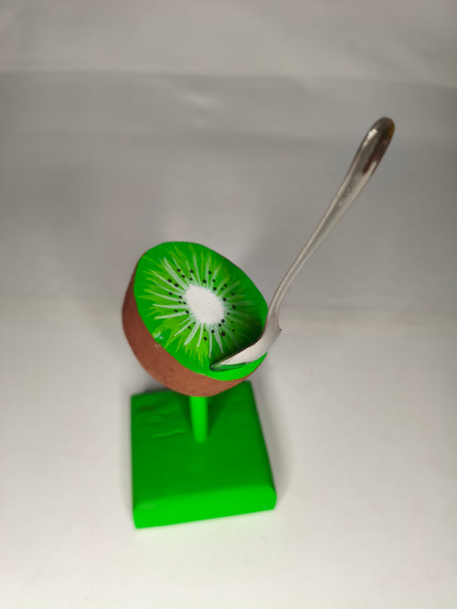 Kiwi con Cucchiaino – Scultura Artigianale in Legno Dipinta a Mano con Cucchiaino in Acciaio
