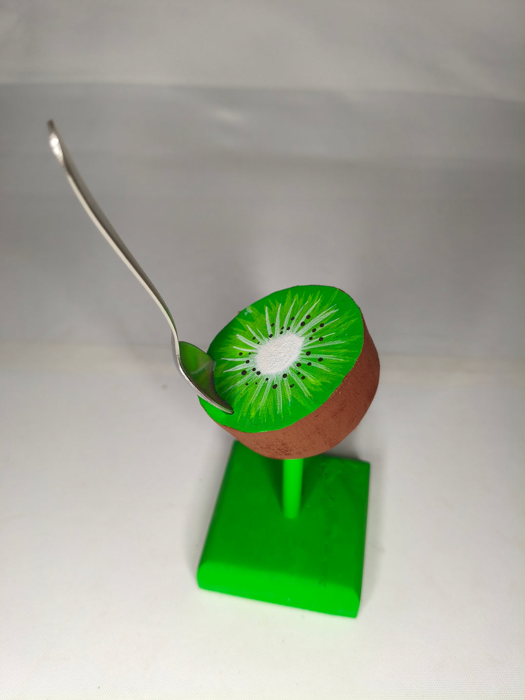 Kiwi con Cucchiaino – Scultura Artigianale in Legno Dipinta a Mano con Cucchiaino in Acciaio