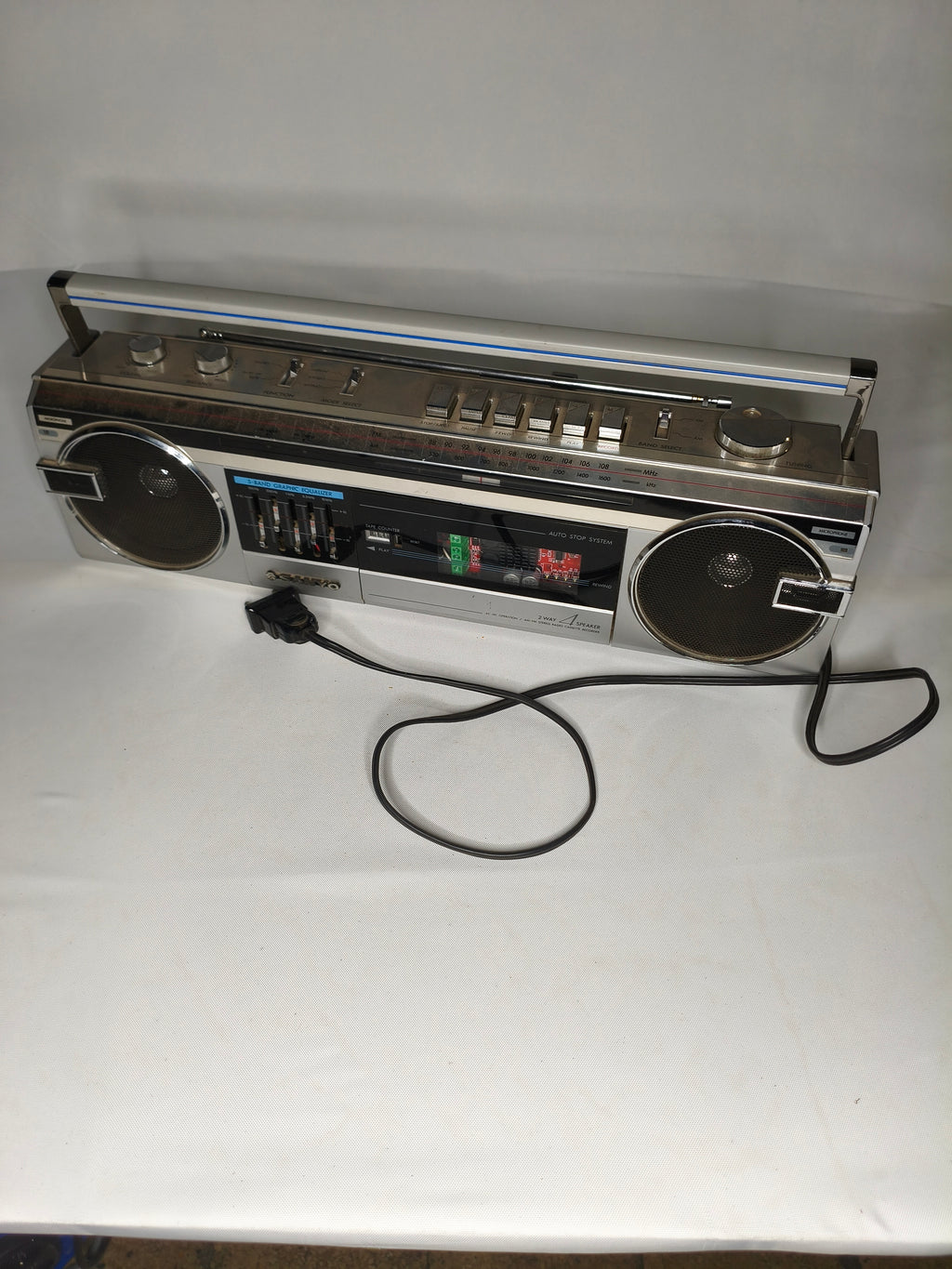 Boombox Vintage Anni '80 – Radio a Cassette Modificata con Speaker Bluetooth