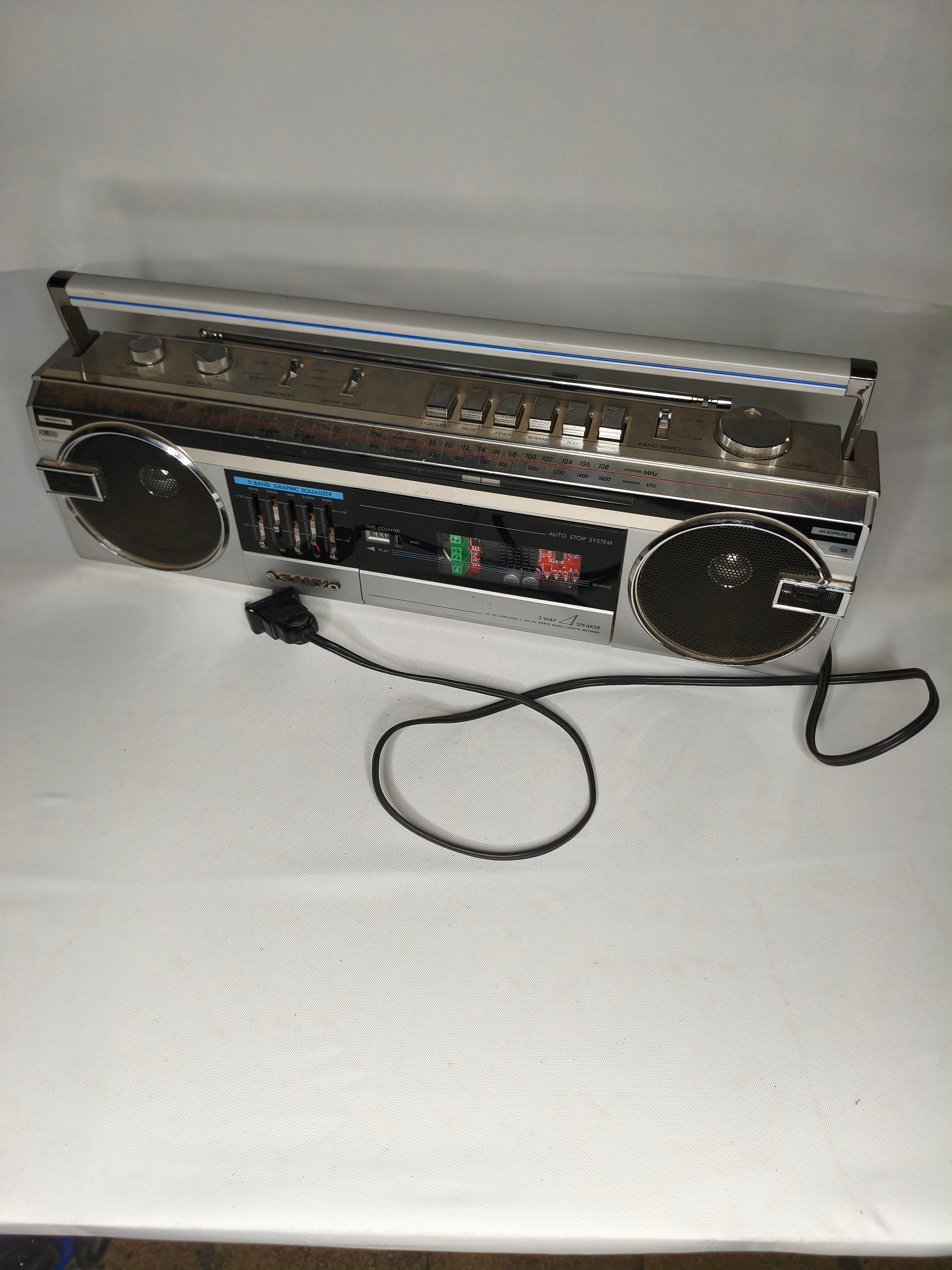 Boombox Vintage Anni '80 – Radio a Cassette Modificata con Speaker Bluetooth