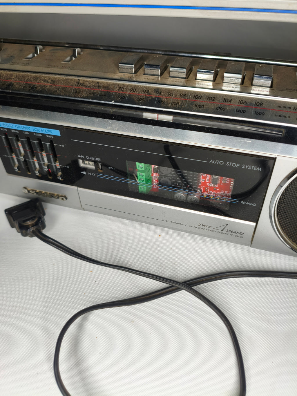 Boombox Vintage Anni '80 – Radio a Cassette Modificata con Speaker Bluetooth