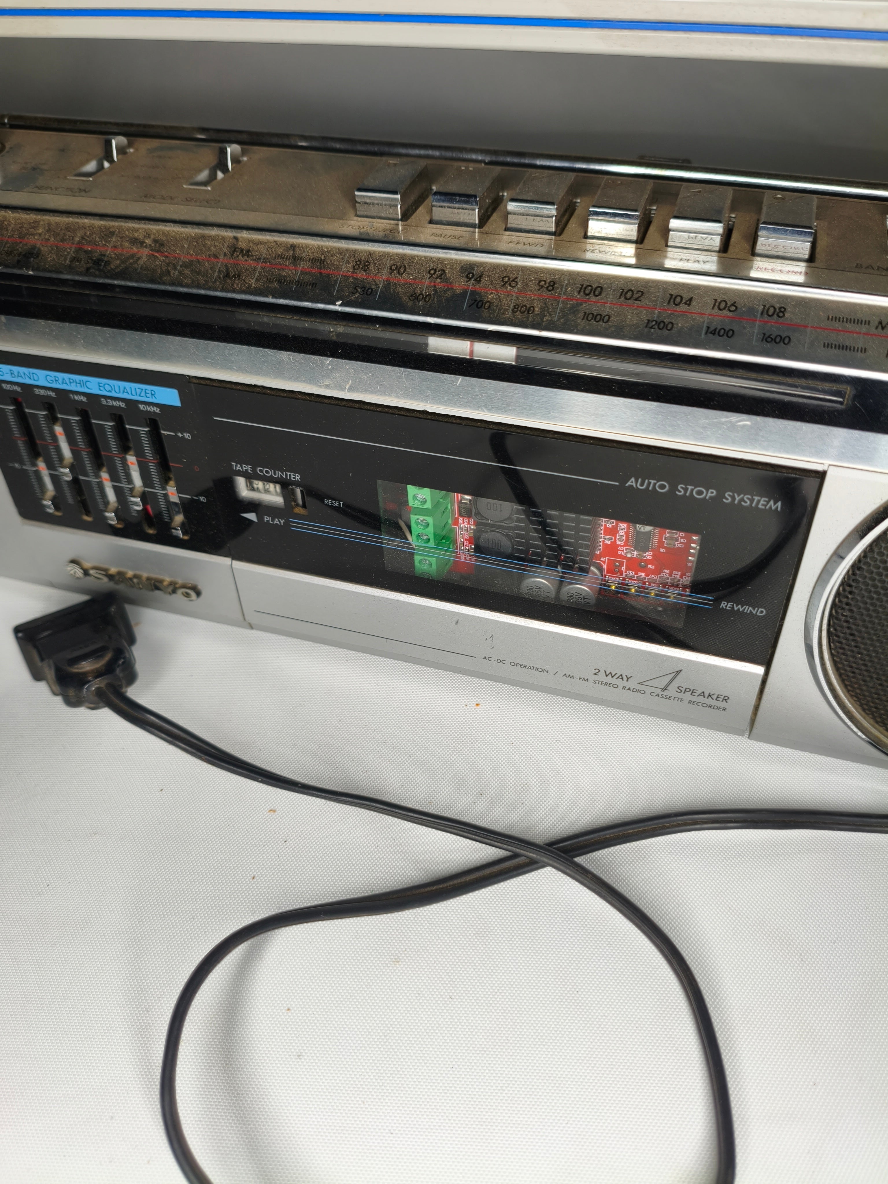 Boombox Vintage Anni '80 – Radio a Cassette Modificata con Speaker Bluetooth
